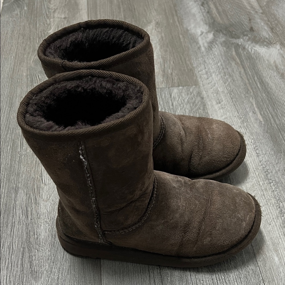 UGG Australia Classic kids sheepskin boots/ chocolate brown / size 3